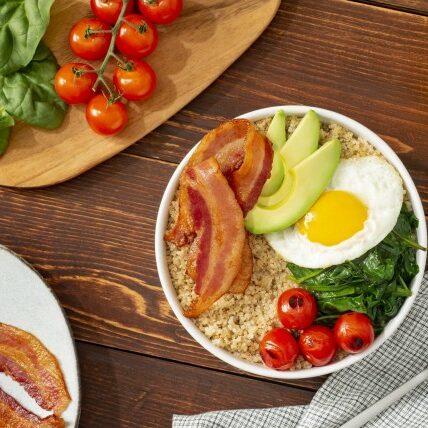 Spinach and Bacon Quinoa Breakfast 014 scaled wpcf 760x428 e1750335482226